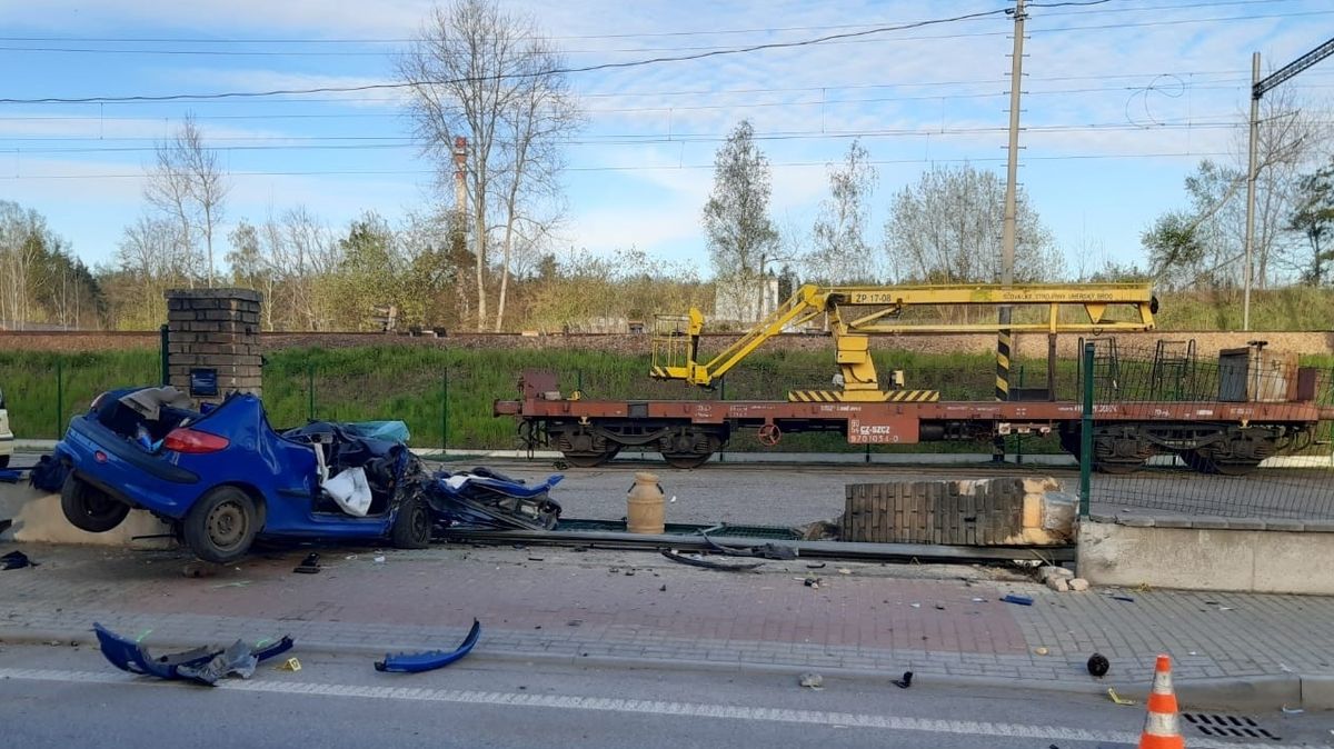 Řidič ve Veselí nad Lužnicí narazil do betonového sloupku, na místě zemřel